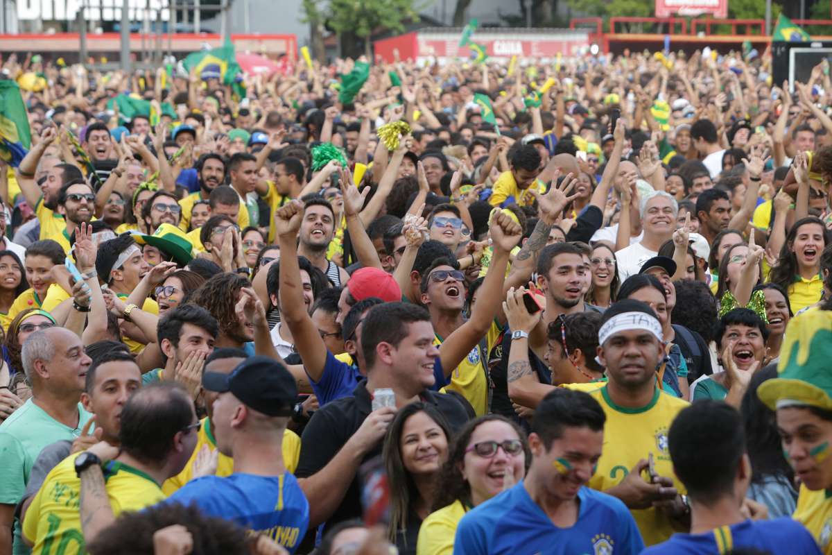 A emoção da torcida carioca durante Brasil 2 x 0 Sérvia ...