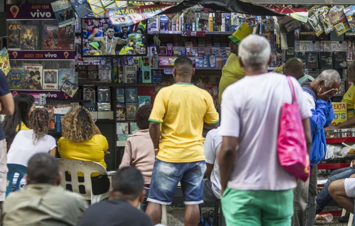 Torcedores se re&uacute;nem para ver o jogo do Brasil