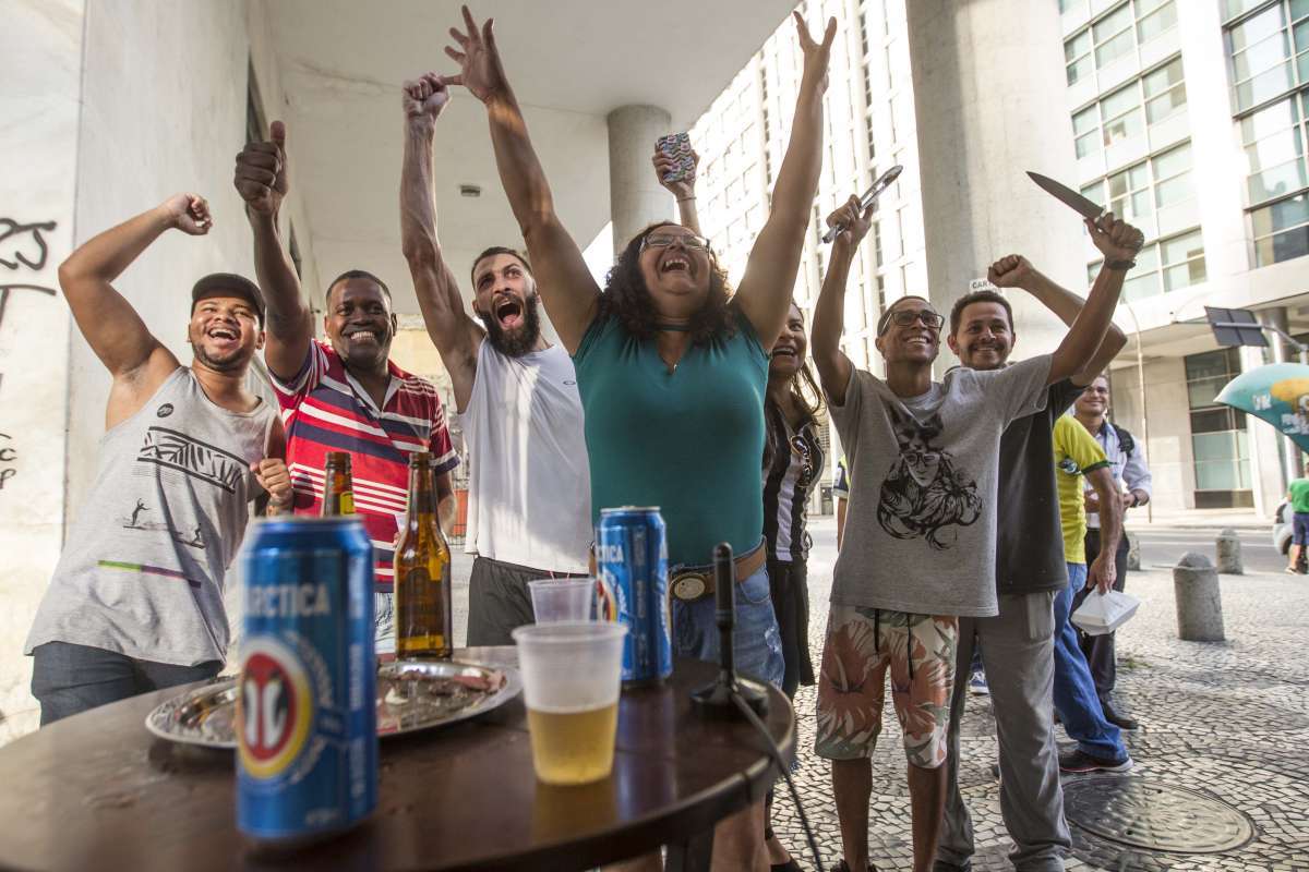Torcedores se re&uacute;nem para ver o jogo do Brasil