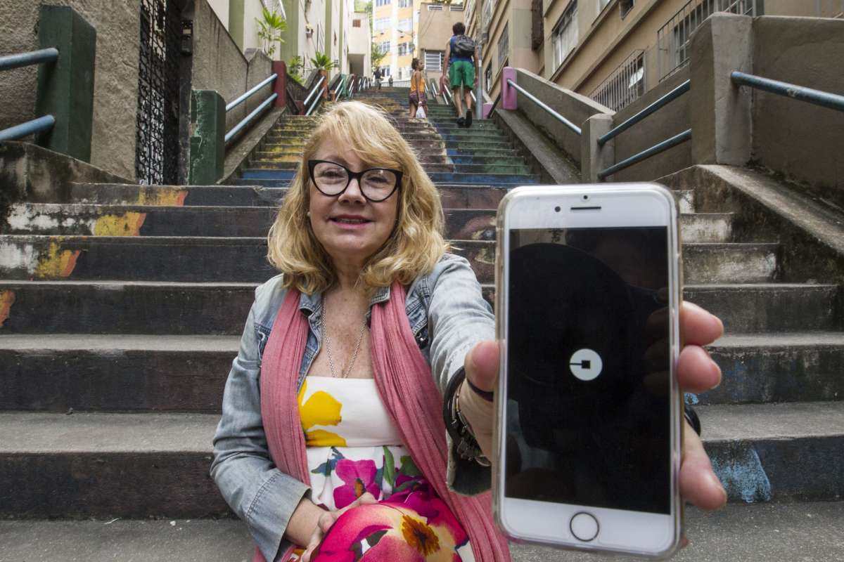 A blogueira Olivia Souza Cruz, 52 anos &eacute; cliente do Uber - Marcio Mercante / Agencia O Dia