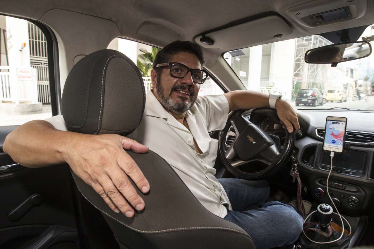A expansao da Uber nas regioes perifericas das grandes cidades. Rubens Massena, 59 motorista do Uber. Rj, 27 de junho. - ARQUIVO