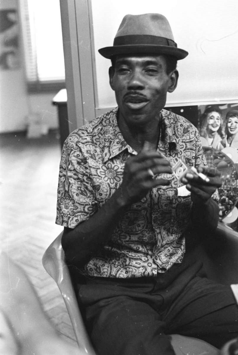 1971-01-25 - O intérprete Haroldo Melodia. Foto Arquivo O Dia / CIDADE / SAMBA / CARNAVAL / INTÉRPRETE / ESCOLA