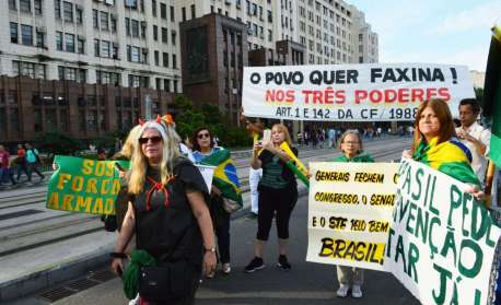 Por ordem de Bolsonaro, chefes das Forças Armadas autorizaram radicais nos quartéis, disse Cid