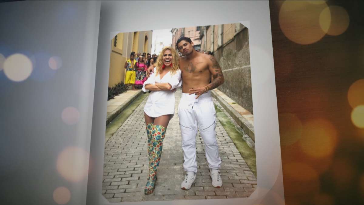 Joelma mostra sua bota feita de tecido de sofá - Divulgação