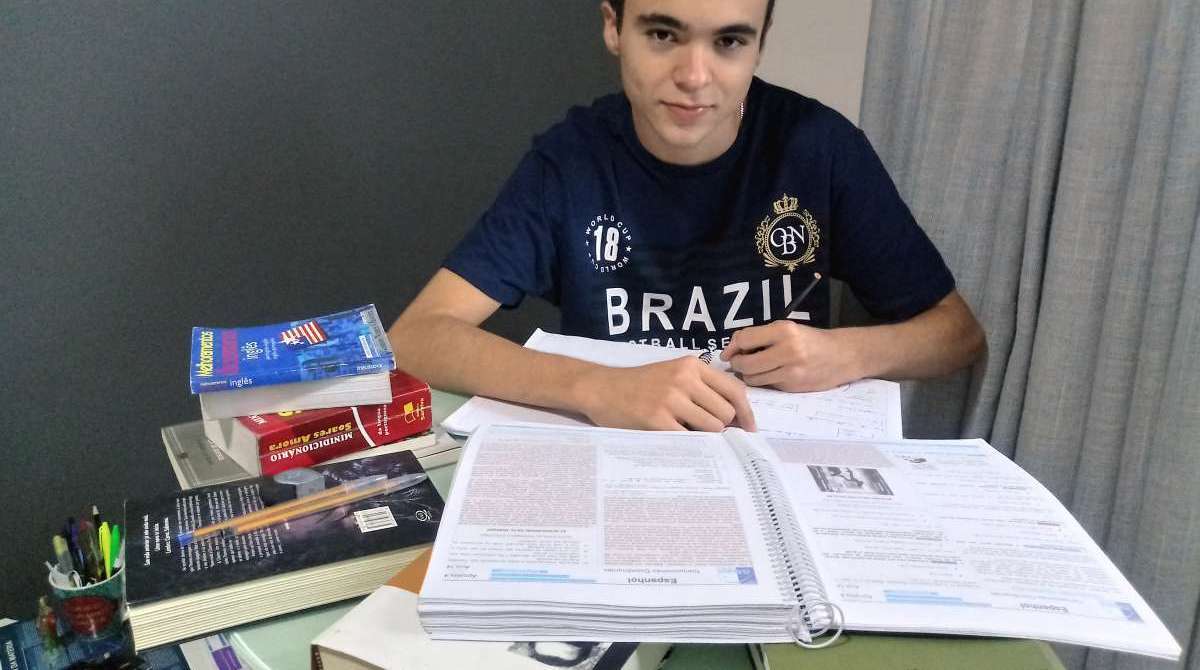 O estudante Gustavo preza por descansos intercalados. Assim conquistou o 21° lugar em simulado, entre 8.397 alunos - Francisco Edson Alves