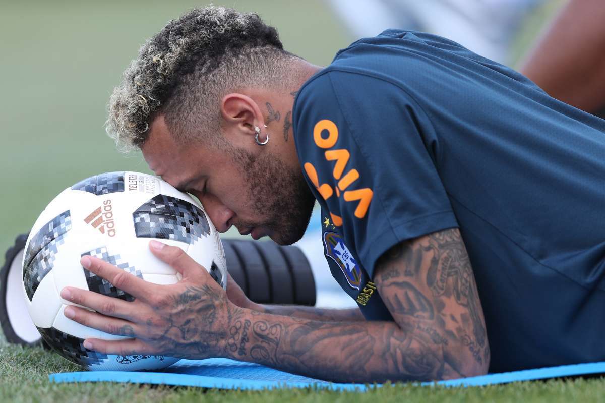 Neymar tem momento de concentra&ccedil;&atilde;o durante treino da Sele&ccedil;&atilde;o Brasileira em Sochi, na antev&eacute;spera das oitavas de final da Copa do Mundo da R&uacute;ssia, contra o M&eacute;xico