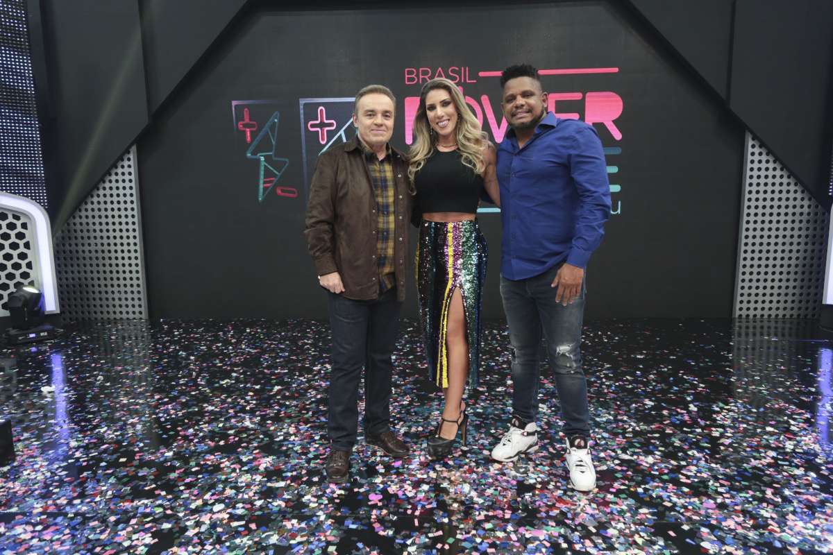 Gugu com o casal campeão,  Tati e Marcelo. Abaixo, Munik e Anderson, eliminados em prova antes da votação  - Antonio Chahestian/ Record TV