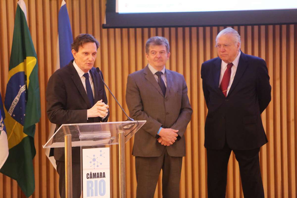 Prefeito Marcelo Crivella e o secret&aacute;rio municipal de Fazenda, C&eacute;sar Augusto Barbiero  - Edvaldo Reis / Prefeitura do Rio
