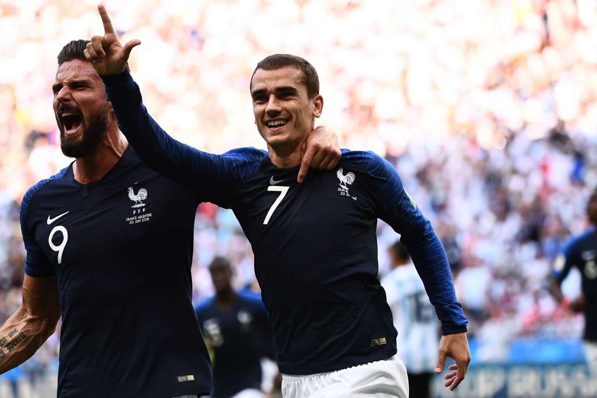 Griezmann e Giroud comemoram gol da França - AFP