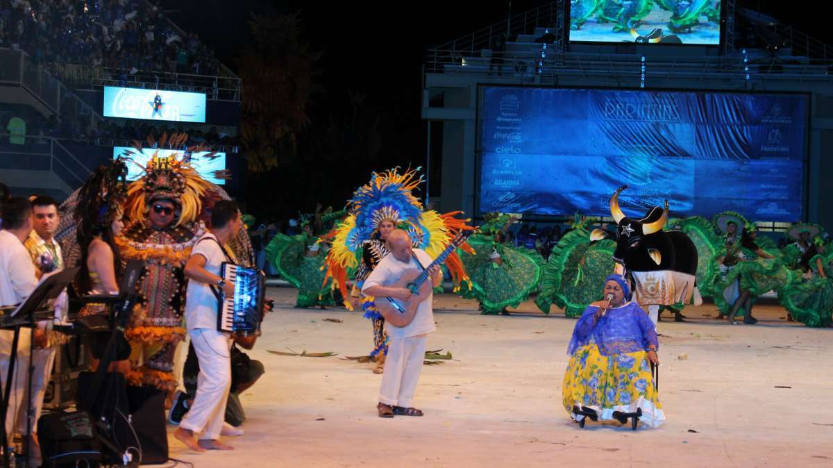 Milhares de pessoas cantaram e vibraram ao som da marujada do Boi Caprichoso no primeiro dia do Festival Folclórico de Parintins