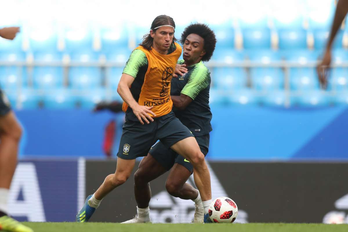 Tite com os coletes em treino da seleção brasileira