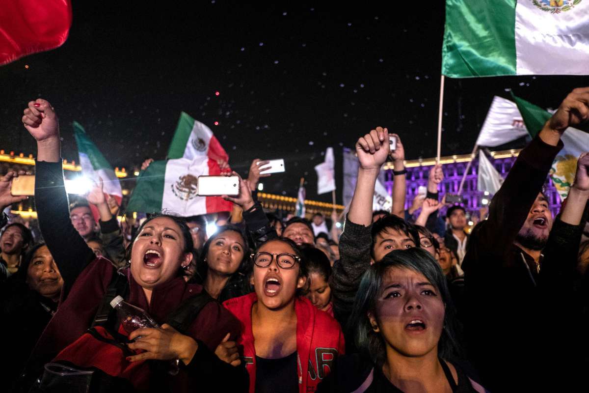 Newly elected Mexico's President Andres Manuel Lopez Obrador, running for "Juntos haremos historia" party, cheers his supporters at the Zocalo Square after winning general elections, in Mexico City, on July 1, 2018. / AFP PHOTO / PEDRO PARDO