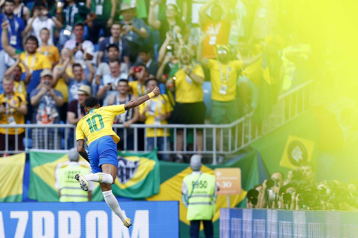 Brasil comemora gol sobre o México