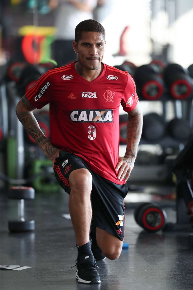 Atacante do Flamengo, Guerrero se reapresenta no Ninho do Urubu