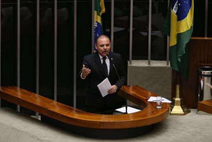 Deputado Flavinho durante sessão de discussão do processo de impeachment de Dilma, no plenário da Câmara 