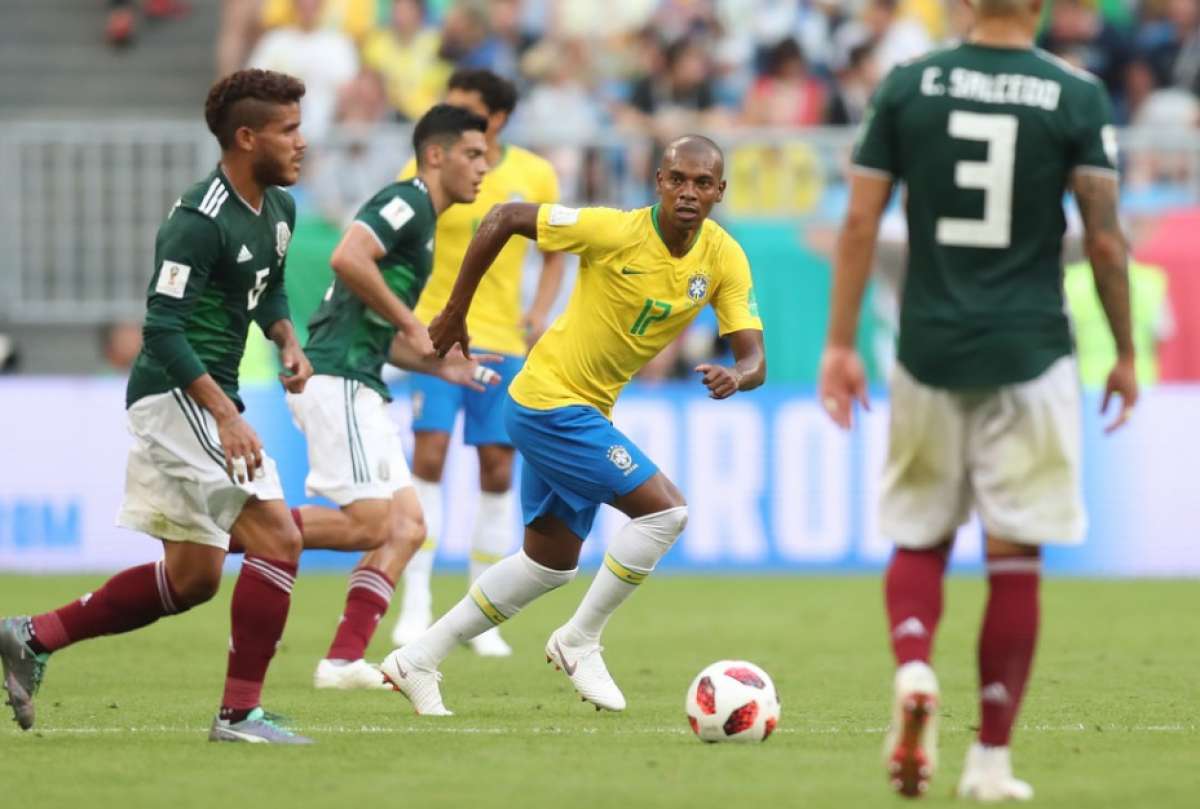 Fernandinho deve ser titular contra a Bélgica - AFP