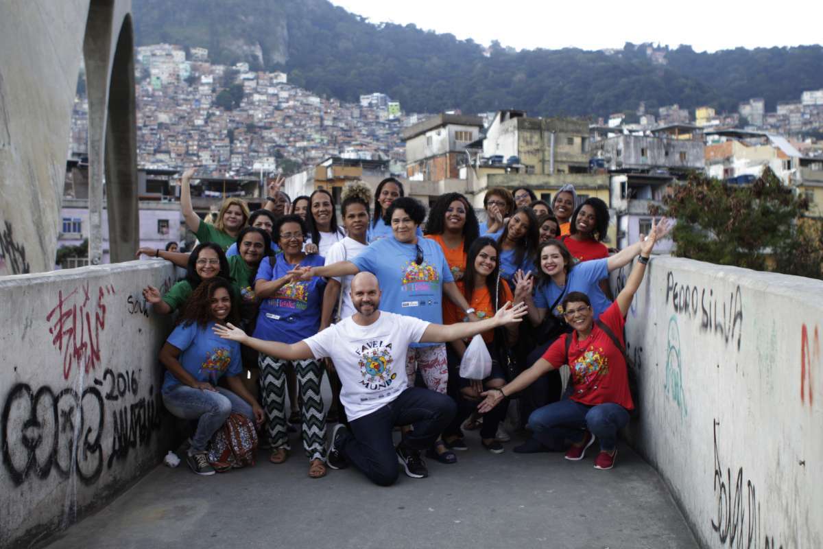 Marcelo Andriotti à frente da turma que se formou na Rocinha, em 2017. Cursos têm inscrições abertas na comunidade de São Conrado, em Acari e na Cidade de Deus - Divulgação/Cacau Fernandes