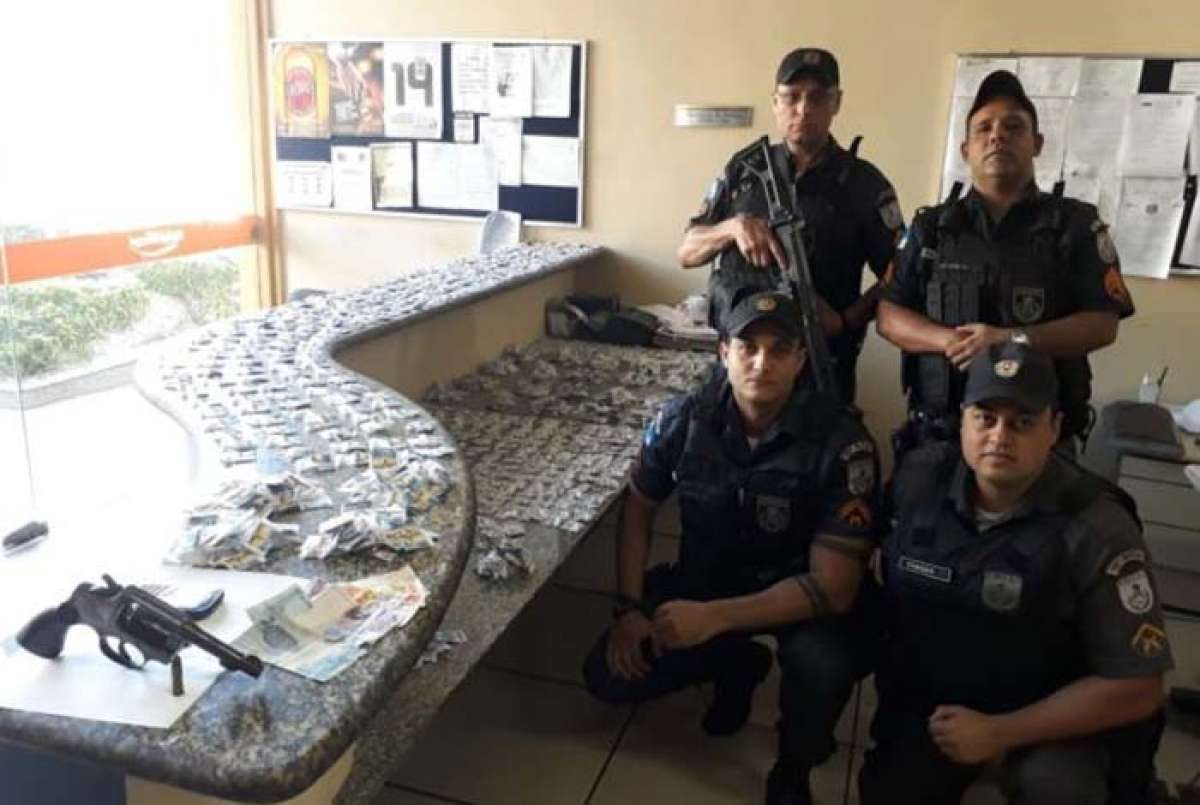 Mulher é presa com mais de 1 mil pinos de cocaína e arma em Miguel Pereira - Divulgação
