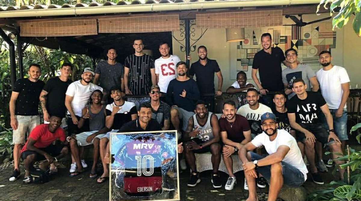Ederson reuniu amigos para se despedir do Flamengo