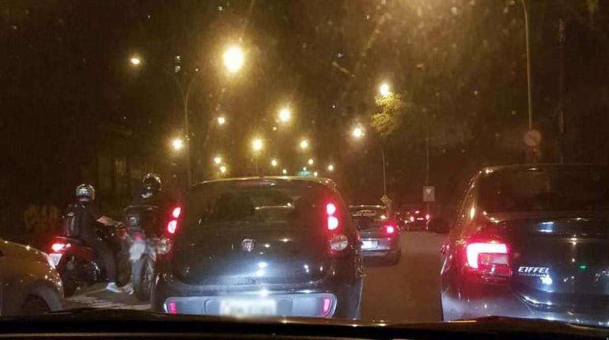 Carros parados em acesso ao Santa Bárbara