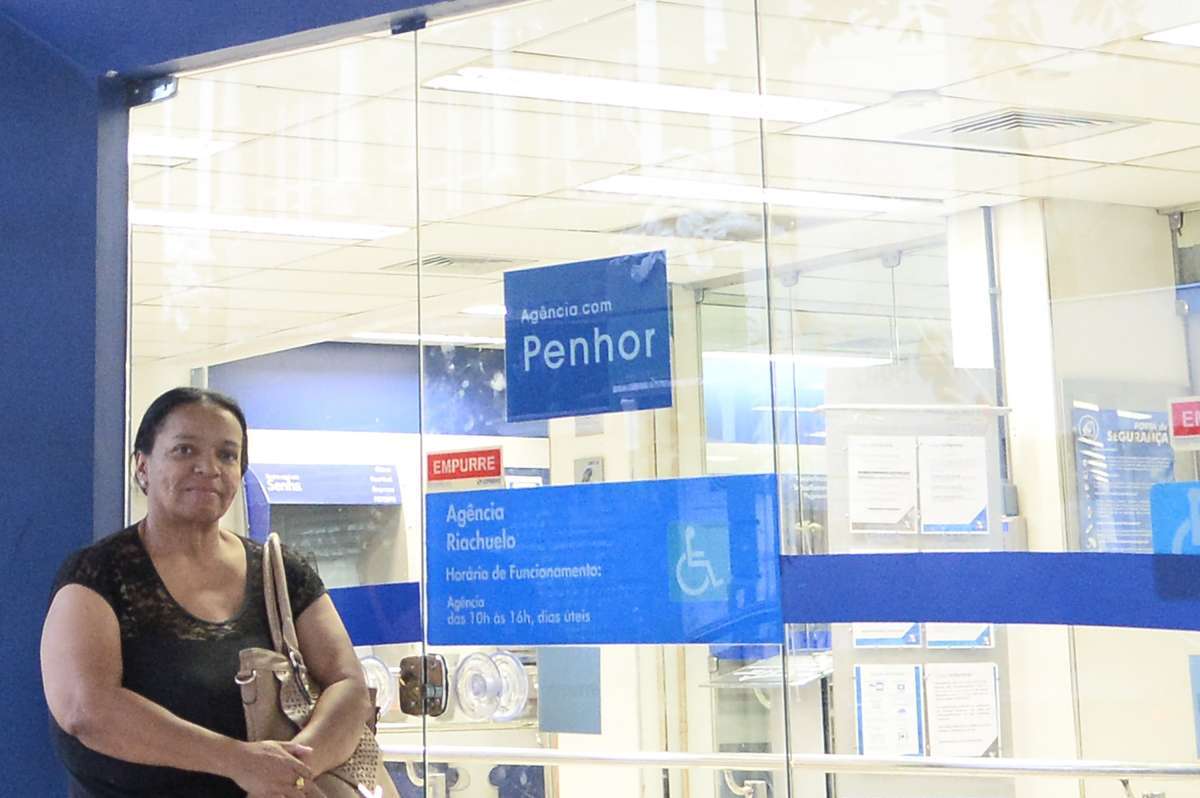 Maria José da Silva prefere usar o cartão magnético e não a biometria - Armando Paiva/ Agência O Dia