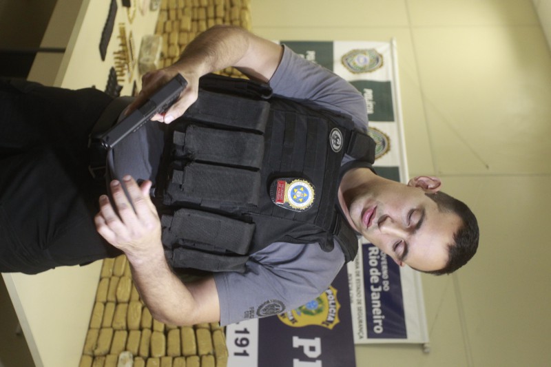 7-04-8--20- Desarme deflaga opera&ccedil;&atilde;o em parceria com para desarticular quadrilha que traficava drogas e pistolas vindas dentro de TVs vindas de Foz do Igua&ccedil;u.  Foto de Ma&iacute;ra Coelho / Ag&ecirc;ncia O Dia.  Pol&iacute;cia, Drogas, Traficante, Tr&aacute;fico,