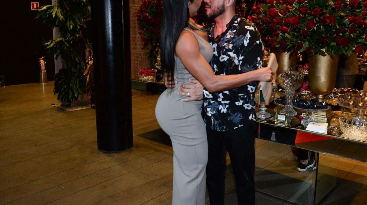 Gracyanne Barbosa e Belo participam de inauguração de clínica de estética em São Paulo