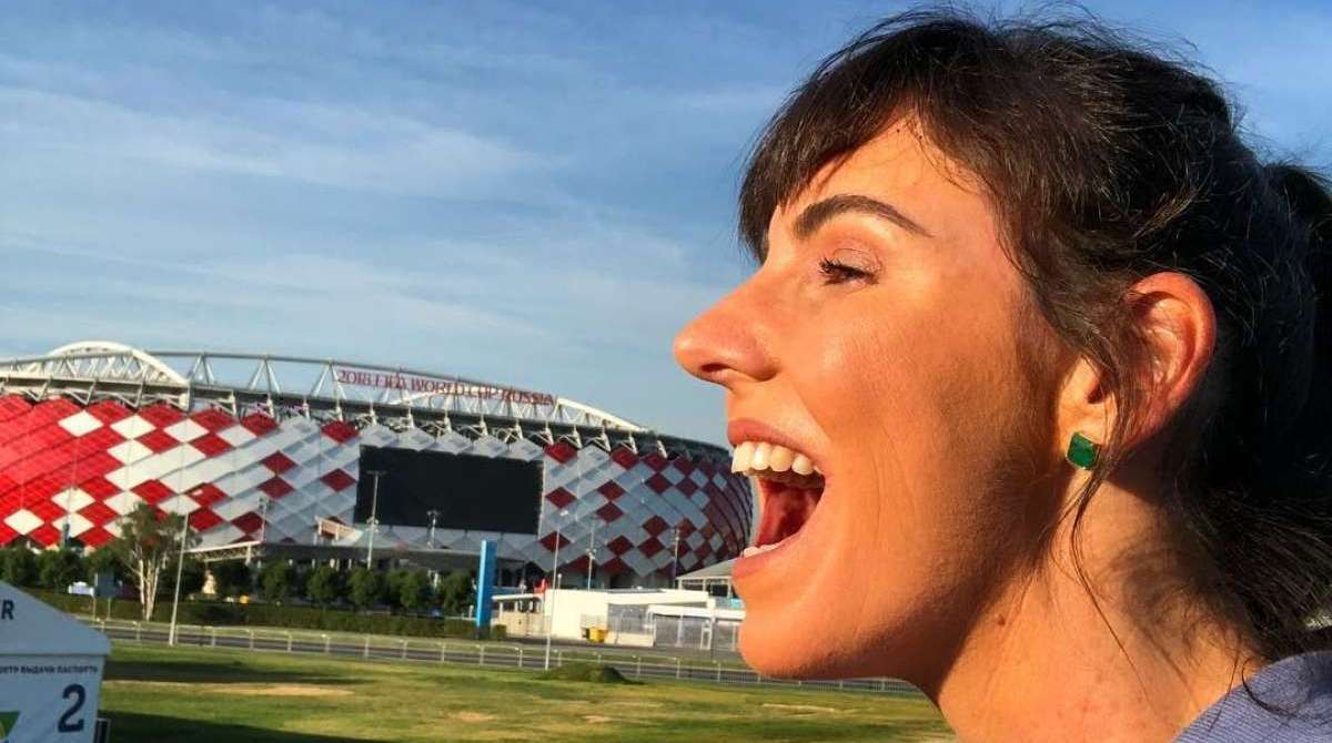 Glenda Kozlowski em frente ao Spartak Stadium - Reprodução