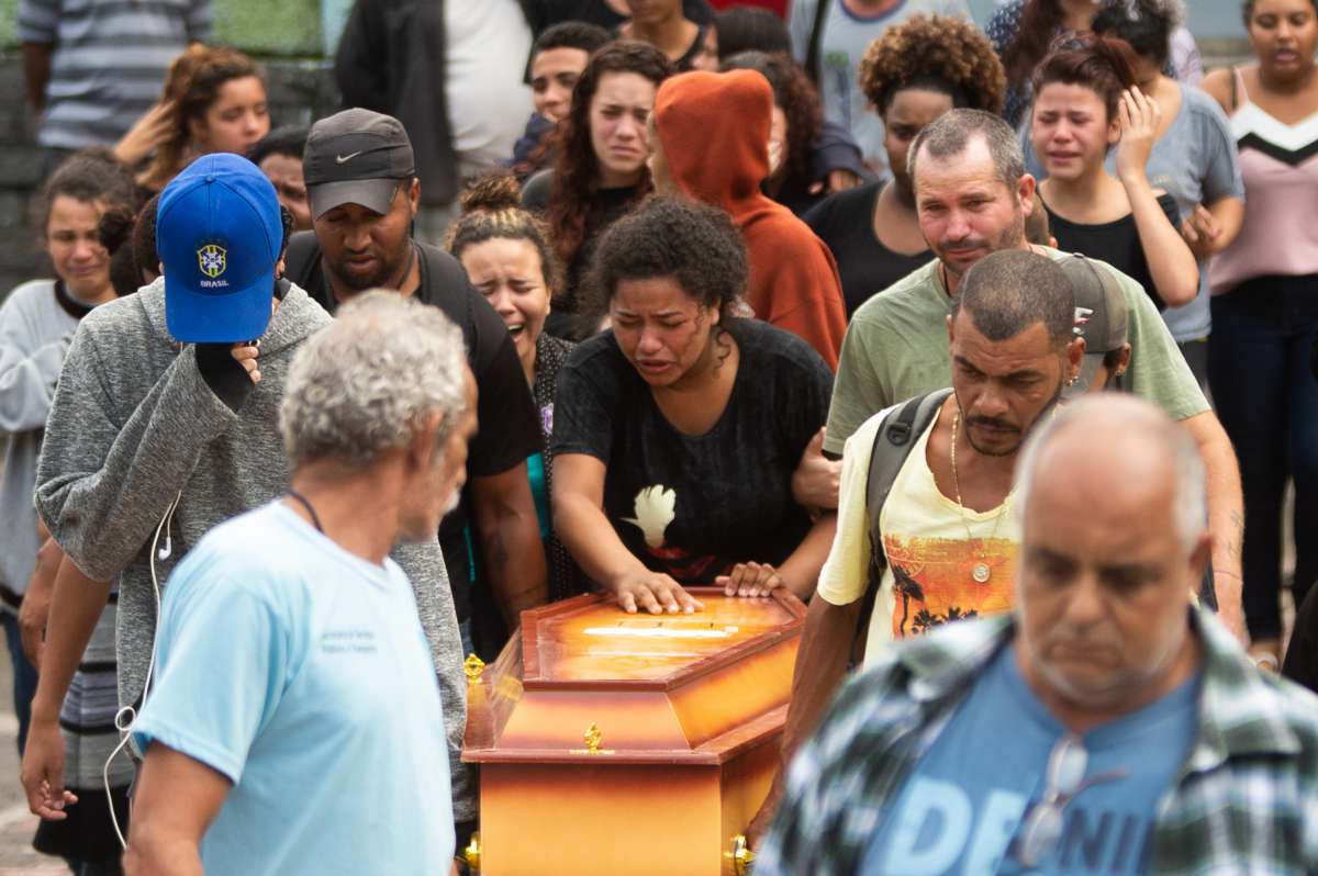 ENTERRO DE FAM?.LIA ASSASSINADA EM MANGARATIBA - Enterro da fam&iacute;lia assassinada em Mangaratiba, cemit&eacute;rio da Praia do Saco, Mangaratiba Costa Verdel do Rio de Janeiro.Foto: Armando Paiva/ Ag&ecirc;ncia O Dia