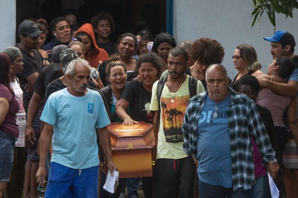 ENTERRO DE FAM?.LIA ASSASSINADA EM MANGARATIBA - Enterro da fam&iacute;lia assassinada em Mangaratiba, cemit&eacute;rio da Praia do Saco, Mangaratiba Costa Verdel do Rio de Janeiro.Foto: Armando Paiva/ Ag&ecirc;ncia O Dia