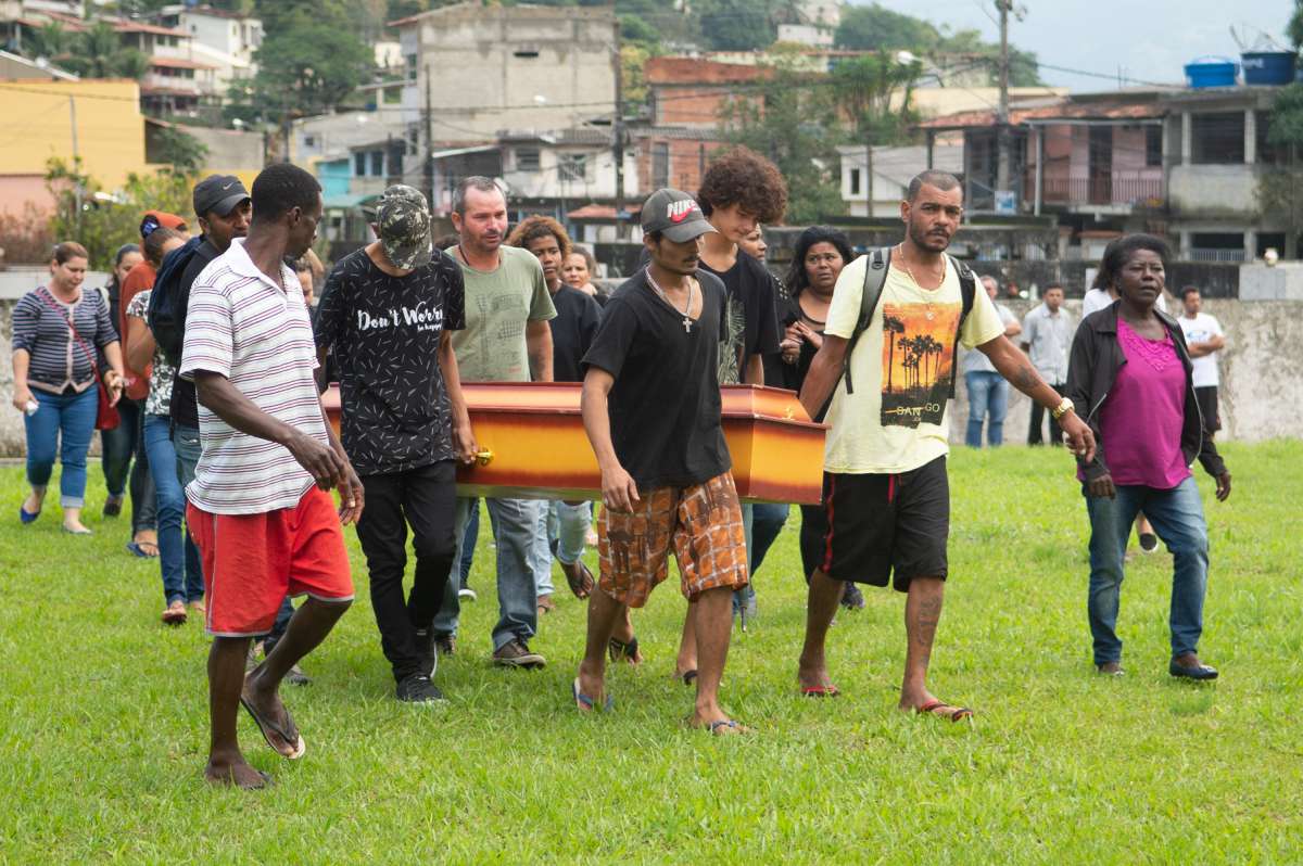 ENTERRO DE FAM?.LIA ASSASSINADA EM MANGARATIBA - Enterro da fam&iacute;lia assassinada em Mangaratiba, cemit&eacute;rio da Praia do Saco, Mangaratiba Costa Verdel do Rio de Janeiro.Foto: Armando Paiva/ Ag&ecirc;ncia O Dia
