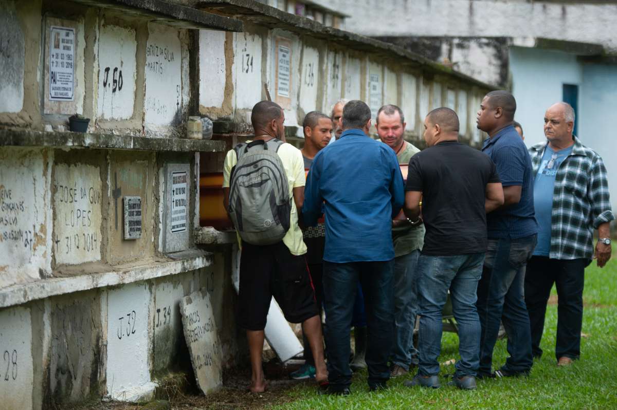 ENTERRO DE FAM?.LIA ASSASSINADA EM MANGARATIBA - Enterro da fam&iacute;lia assassinada em Mangaratiba, cemit&eacute;rio da Praia do Saco, Mangaratiba Costa Verdel do Rio de Janeiro.Foto: Armando Paiva/ Ag&ecirc;ncia O Dia