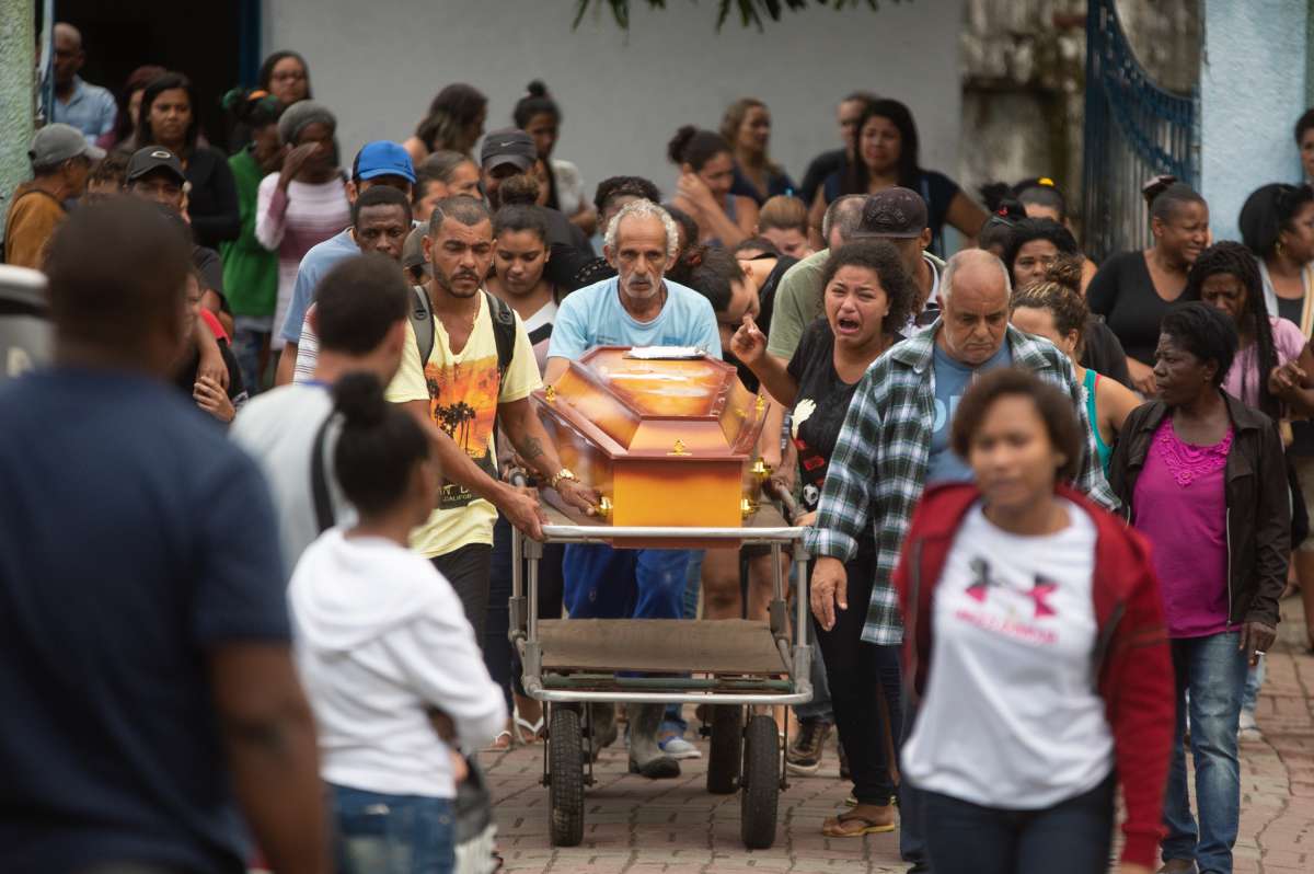 ENTERRO DE FAM?.LIA ASSASSINADA EM MANGARATIBA - Enterro da fam&iacute;lia assassinada em Mangaratiba, cemit&eacute;rio da Praia do Saco, Mangaratiba Costa Verdel do Rio de Janeiro.Foto: Armando Paiva/ Ag&ecirc;ncia O Dia