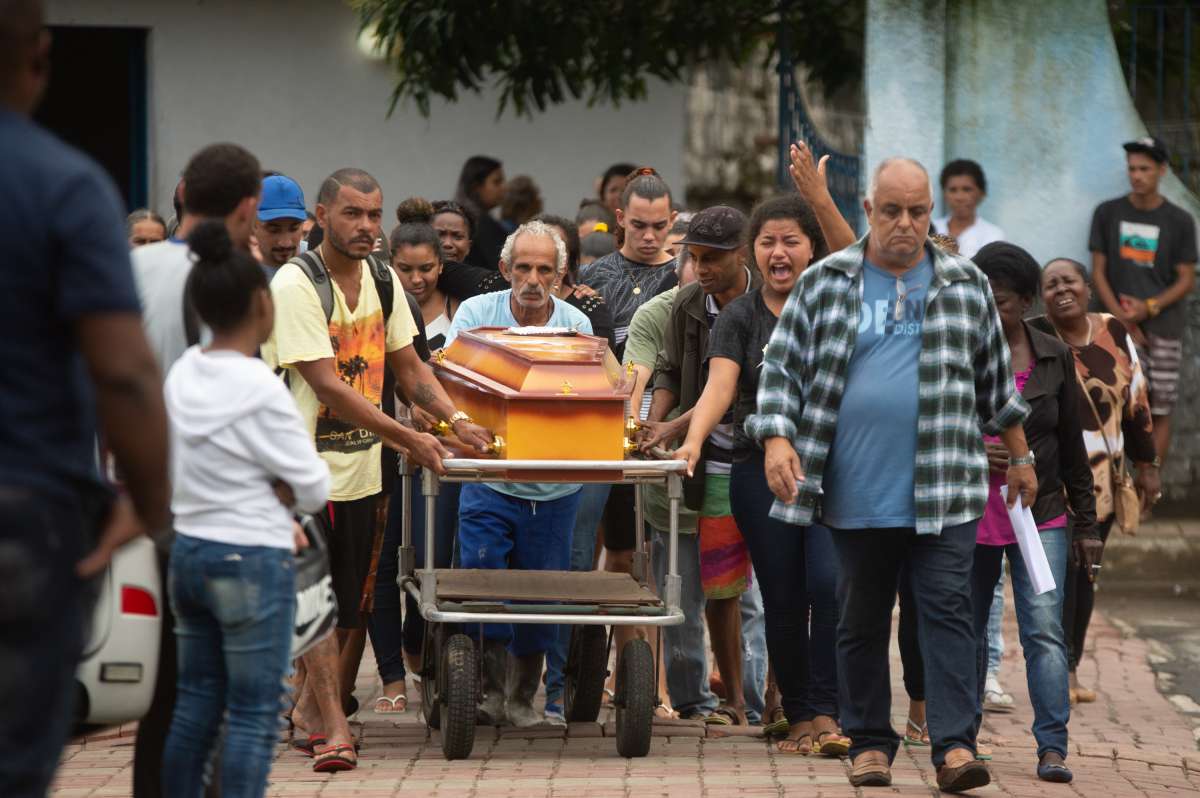 ENTERRO DE FAM?.LIA ASSASSINADA EM MANGARATIBA - Enterro da fam&iacute;lia assassinada em Mangaratiba, cemit&eacute;rio da Praia do Saco, Mangaratiba Costa Verdel do Rio de Janeiro.Foto: Armando Paiva/ Ag&ecirc;ncia O Dia