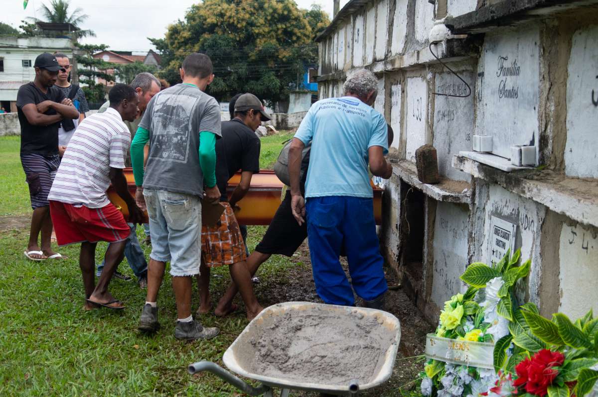 ENTERRO DE FAM?.LIA ASSASSINADA EM MANGARATIBA - Enterro da fam&iacute;lia assassinada em Mangaratiba, cemit&eacute;rio da Praia do Saco, Mangaratiba Costa Verdel do Rio de Janeiro.Foto: Armando Paiva/ Ag&ecirc;ncia O Dia