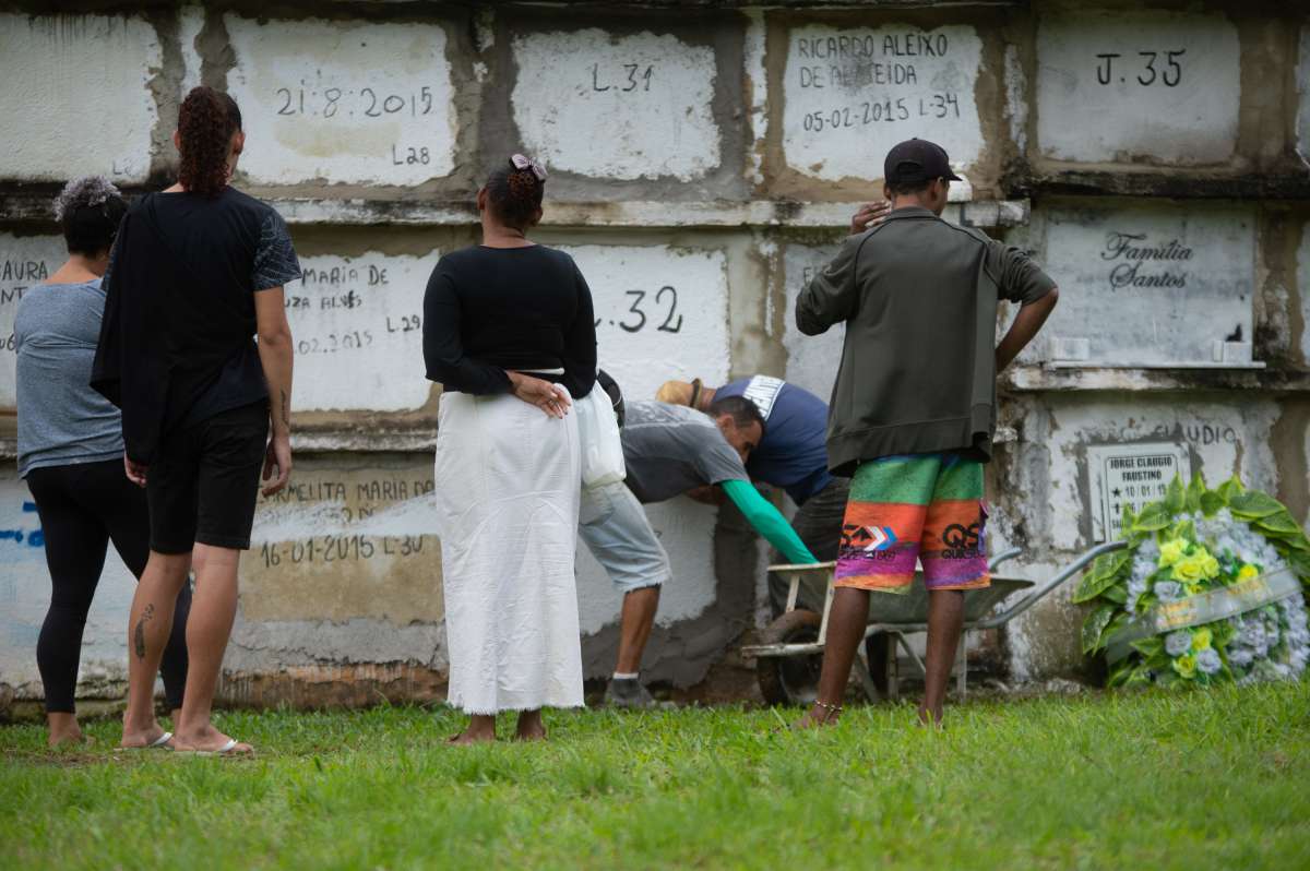 ENTERRO DE FAM?.LIA ASSASSINADA EM MANGARATIBA - Enterro da fam&iacute;lia assassinada em Mangaratiba, cemit&eacute;rio da Praia do Saco, Mangaratiba Costa Verdel do Rio de Janeiro.Foto: Armando Paiva/ Ag&ecirc;ncia O Dia