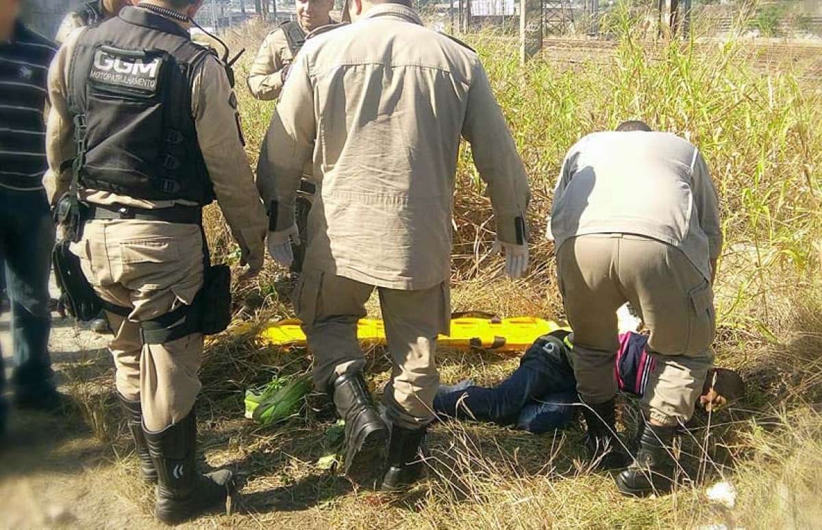 Ele recebe atendimento dos bombeiros