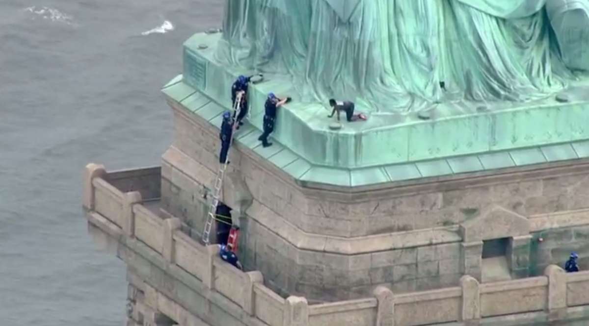 Polícia teve que ser acionada para retirar a mulher do monumento - AFP PHOTO / PIX11 News
