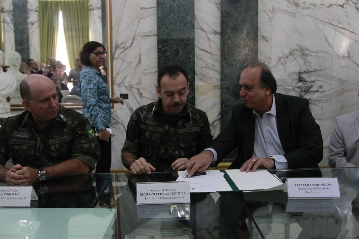 05/07/2018- O Governador Luiz Fernando Pezão assina convocação PMs do concurso de 2014 , serao 1373 convocados.  Foto de Maíra Coelho / Agência O Dia.  Cidade, INtervenção, Militar, Coronel, Richard, Nunes, Cerimonia,
