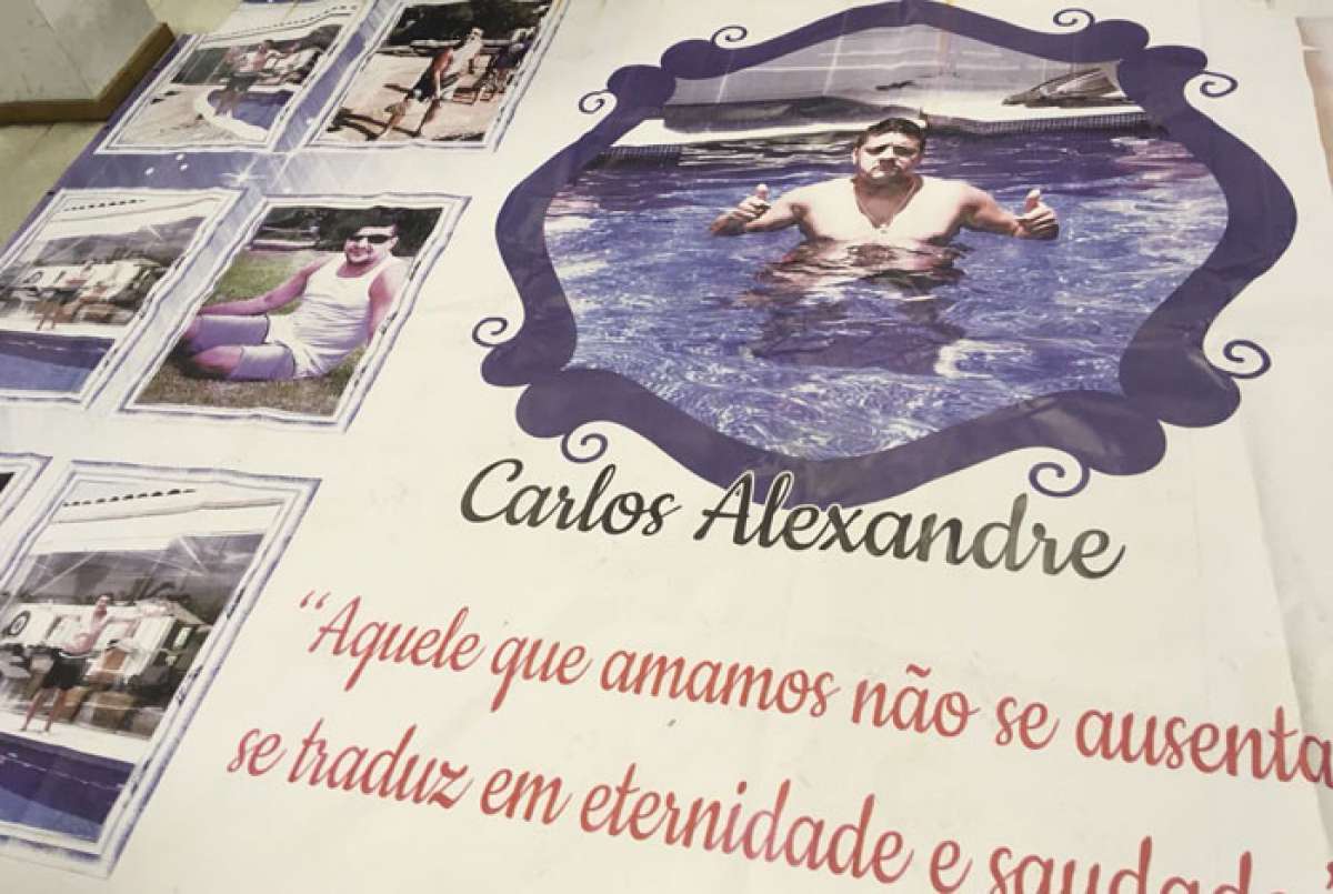 Faixa gigante em homenagem a Carlinhos Três Pontes foi colocada em praça \