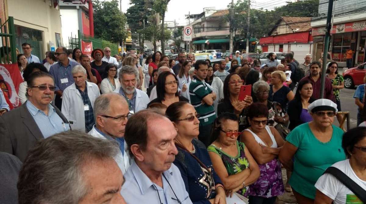 Funcionários e pacientes protestam contra a falta de recursos no Hospital Federal de Bonsucesso