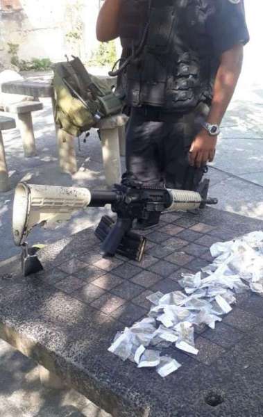 Com o suspeito a polícia apreendeu um fuzil e drogas - Divulgação