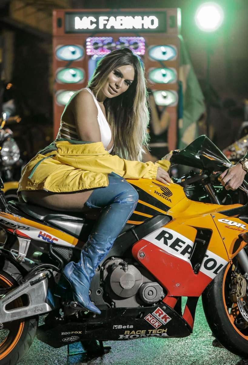 Dança é contigo mesmo, né Fernanda?