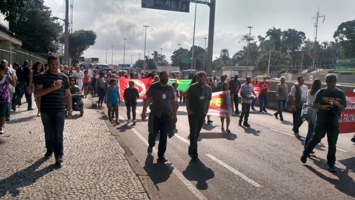 Funcionários e pacientes protestam contra a falta de recursos no Hospital Federal de Bonsucesso