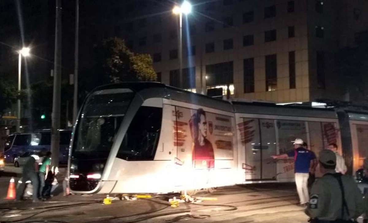 Técnicos trabalham para colocar trem de volta aos trilhos