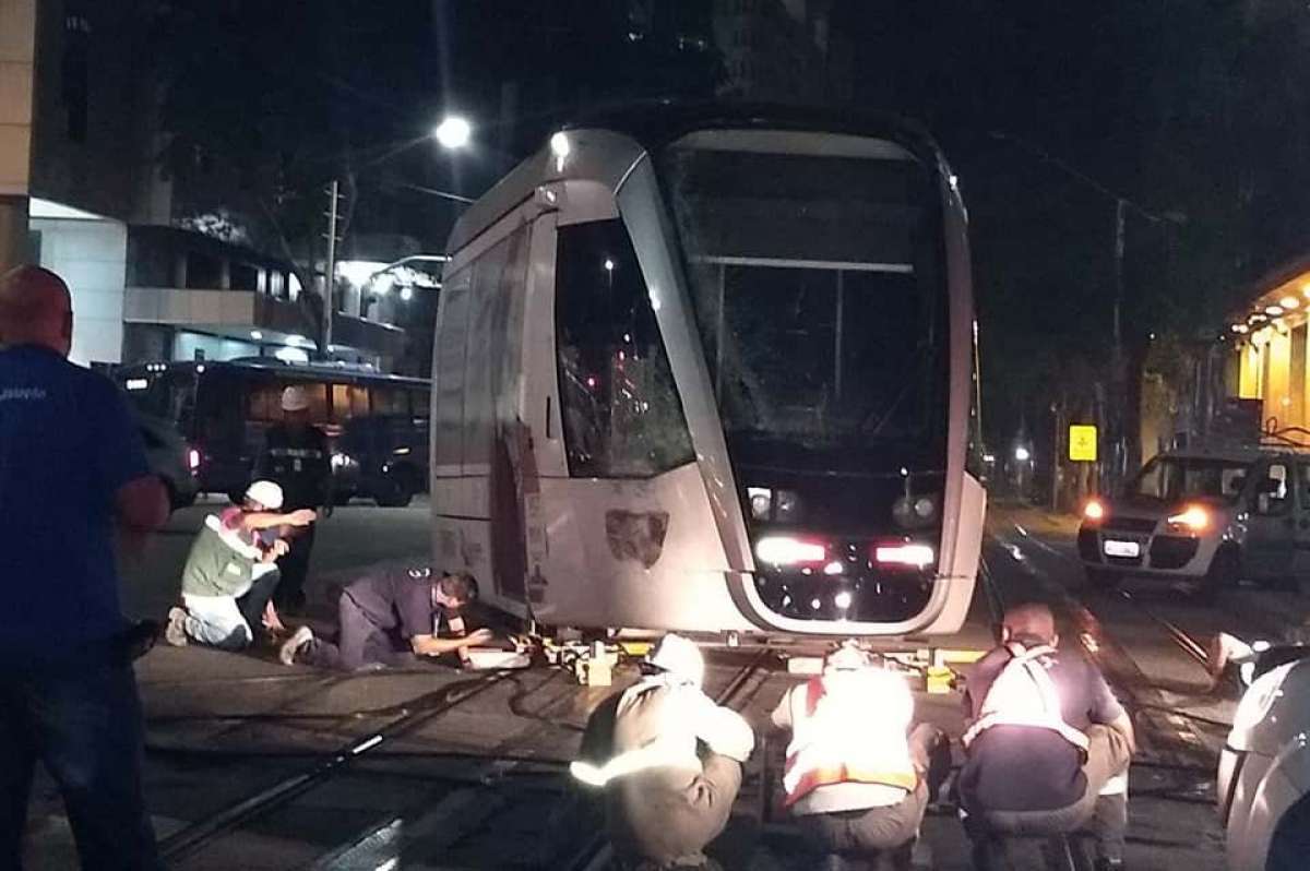 Técnicos trabalham para colocar trem de volta aos trilhos