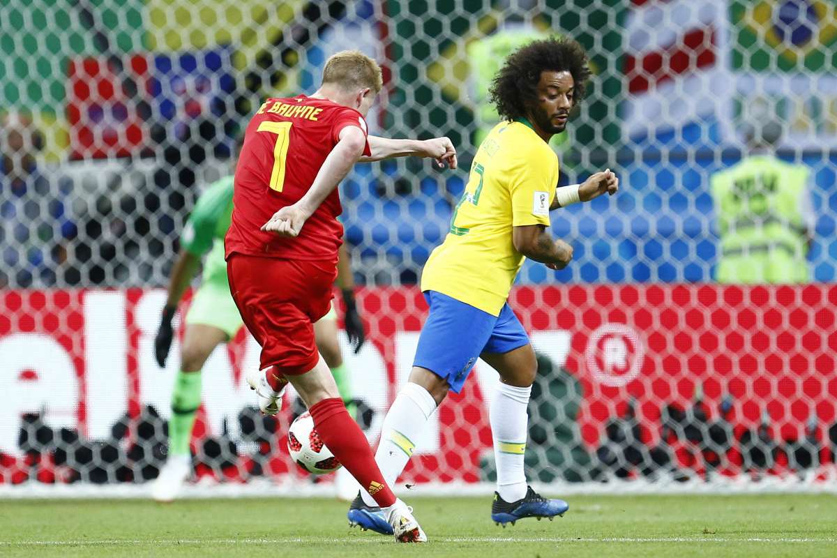 Belgium's midfielder Kevin De Bruyne (L) scores his team's second goal during the Russia 2018 World Cup quarter-final football match between Brazil and Belgium at the Kazan Arena in Kazan on July 6, 2018. / AFP PHOTO / BENJAMIN CREMEL / RESTRICTED TO EDITORIAL USE - NO MOBILE PUSH ALERTS/DOWNLOADS