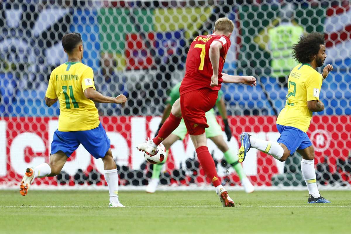 Belgium's midfielder Kevin De Bruyne (L) scores his team's second goal during the Russia 2018 World Cup quarter-final football match between Brazil and Belgium at the Kazan Arena in Kazan on July 6, 2018. / AFP PHOTO / BENJAMIN CREMEL / RESTRICTED TO EDITORIAL USE - NO MOBILE PUSH ALERTS/DOWNLOADS