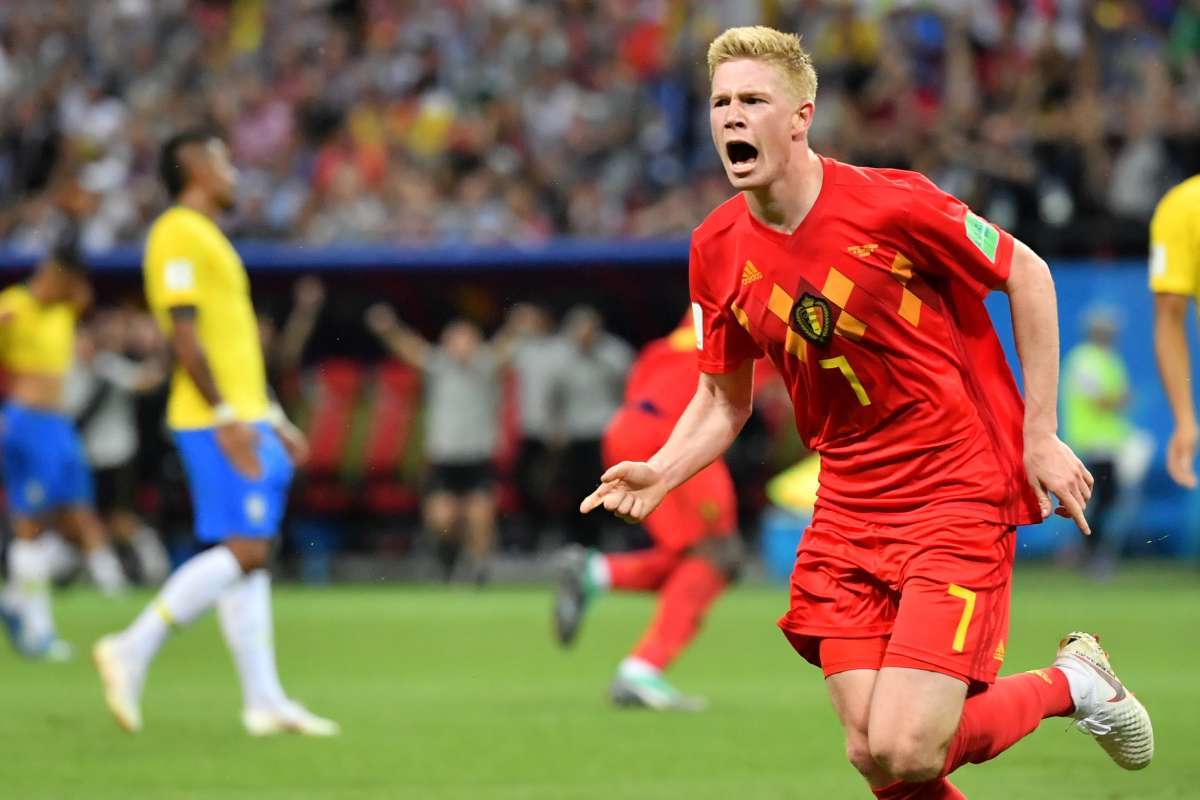 Belgium's midfielder Kevin De Bruyne (L) scores his team's second goal during the Russia 2018 World Cup quarter-final football match between Brazil and Belgium at the Kazan Arena in Kazan on July 6, 2018. / AFP PHOTO / BENJAMIN CREMEL / RESTRICTED TO EDITORIAL USE - NO MOBILE PUSH ALERTS/DOWNLOADS