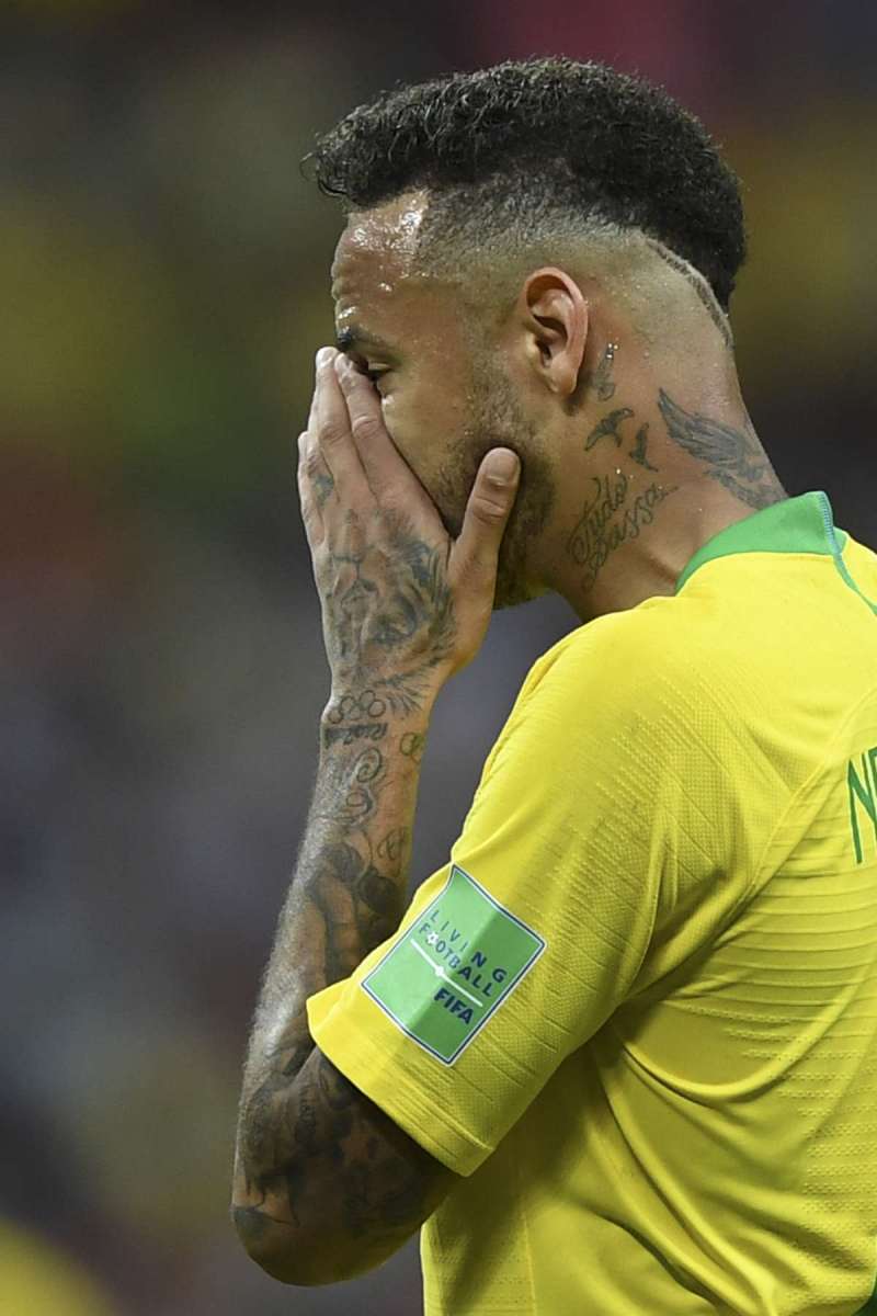 Belgium's midfielder Kevin De Bruyne (L) scores his team's second goal during the Russia 2018 World Cup quarter-final football match between Brazil and Belgium at the Kazan Arena in Kazan on July 6, 2018. / AFP PHOTO / BENJAMIN CREMEL / RESTRICTED TO EDITORIAL USE - NO MOBILE PUSH ALERTS/DOWNLOADS